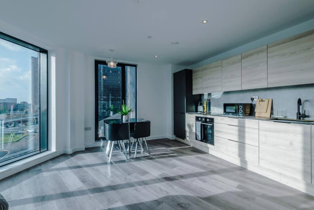 Stunning 2-Bed Premium Apartment - Free Wi-Fi Preston  Kültér fotó